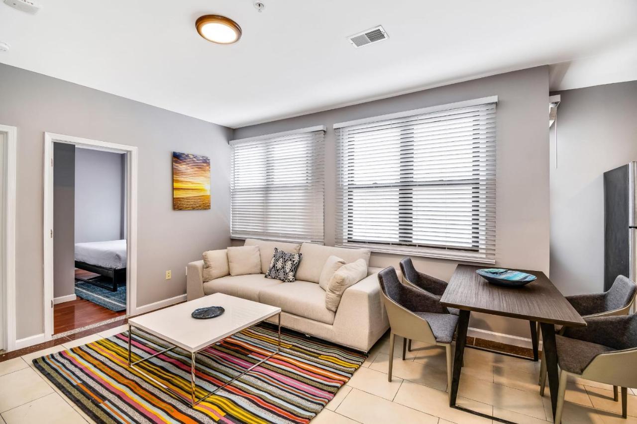 The Vacation Spot! 2bd Steps Away From The Convention Center *