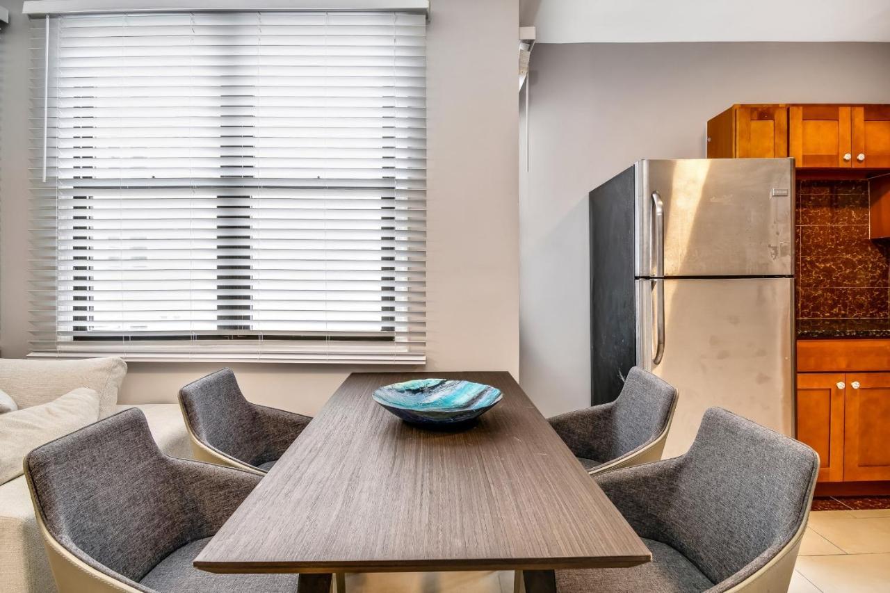 The Vacation Spot! 2bd Steps Away From The Convention Center Philadelphia
