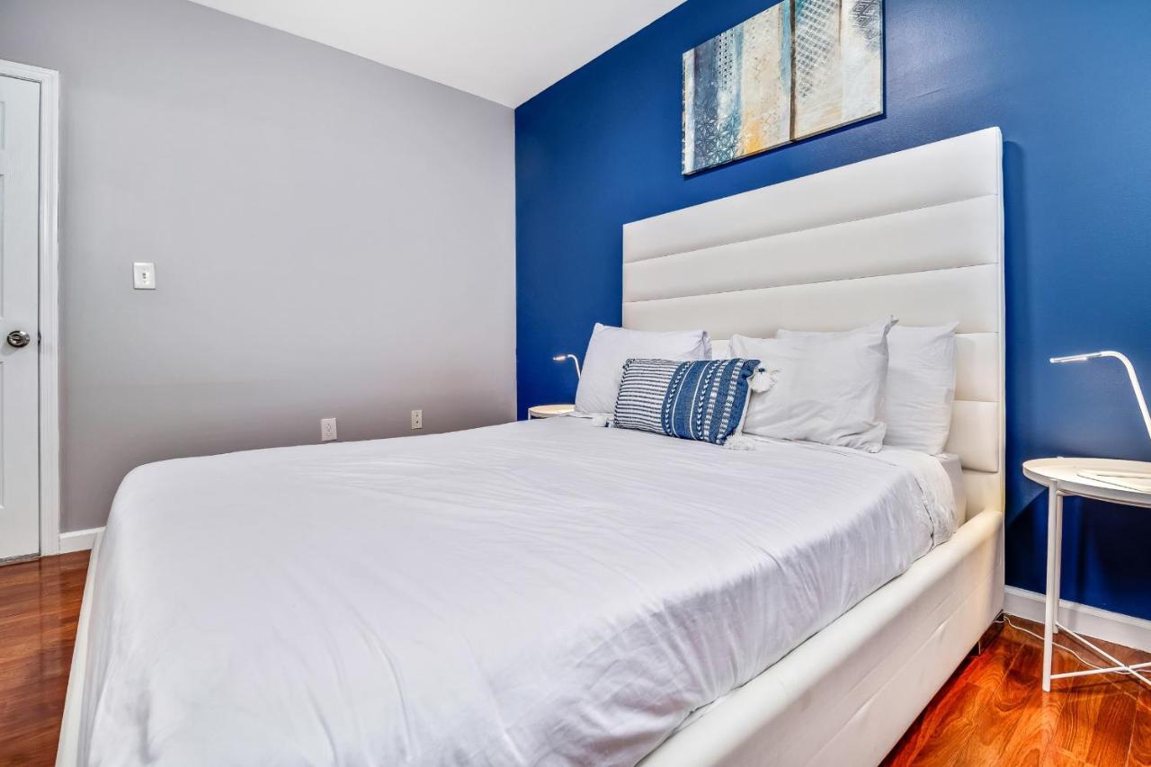 The Vacation Spot! 2bd Steps Away From The Convention Center Philadelphia