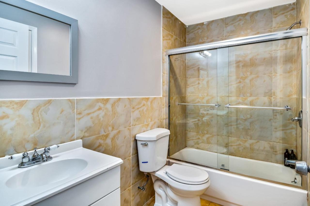 The Vacation Spot! 2bd Steps Away From The Convention Center Apartment