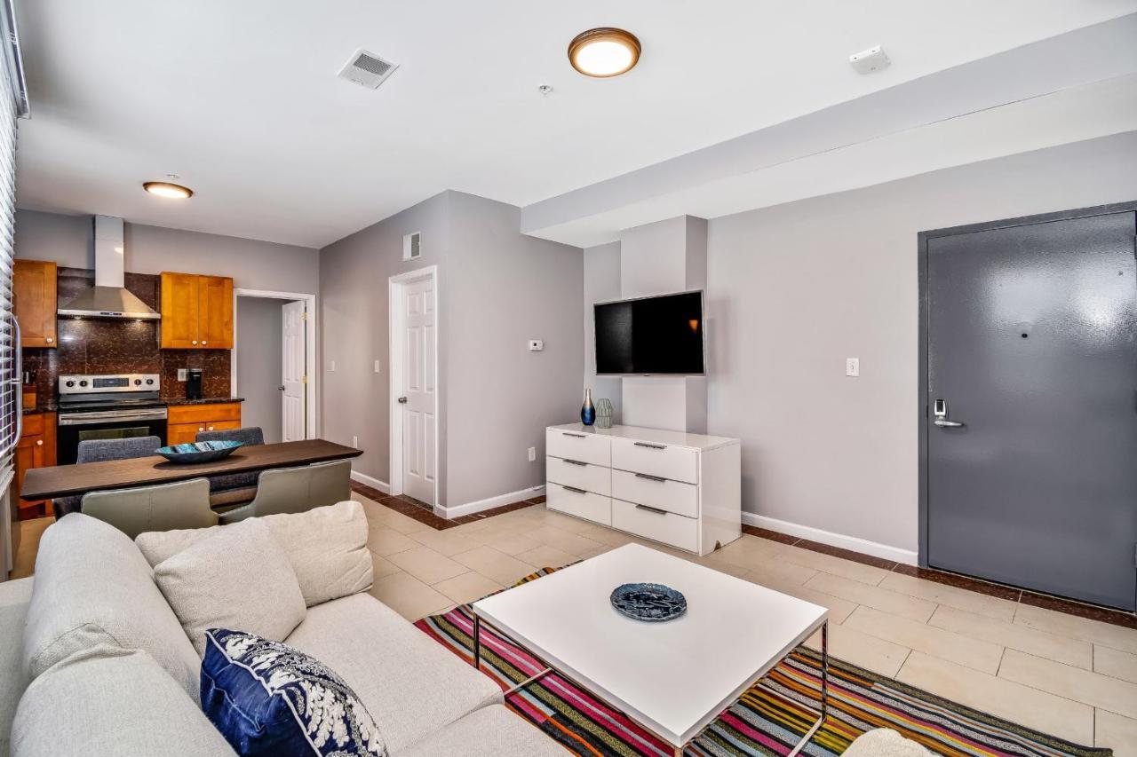The Vacation Spot! 2bd Steps Away From The Convention Center